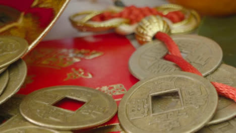 Gleitende-Makroaufnahme-über-Haufen-Chinesischer-Neujahrsrottaschen