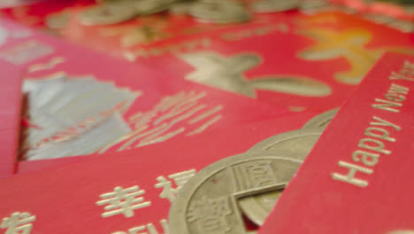 Gleitende-Makroaufnahme-über-Haufen-Chinesischer-Neujahrsrotpakete