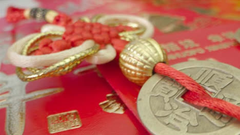 Gleitende-Makroaufnahme-Von-Haufen-Chinesischer-Neujahrsrotpakete