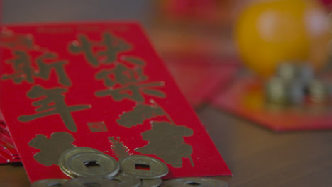 Gleitender-Schuss,-Der-über-Rote-Taschen-Und-Münzen-Des-Chinesischen-Neujahrs-Gleitet