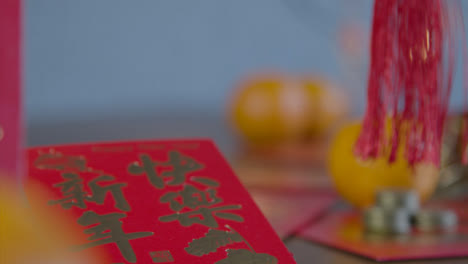 Gleitender-Schuss,-Der-über-Rote-Päckchen-Und-Münzen-Des-Chinesischen-Neujahrs-Gleitet