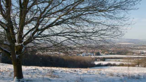 Tiro-Deslizante-De-Paisaje-De-Cotswold-Cubierto-De-Nieve