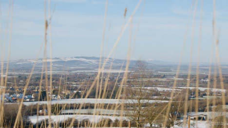 Gleitende-Aufnahme-Der-Weiten-Schneebedeckten-Cotswold-Landschaft