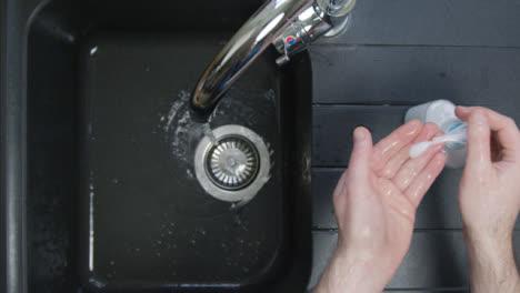 Top-Down-Aufnahme-Von-Männlichen-Händen,-Die-Sich-Die-Hände-Mit-Seife-Waschen-Washing