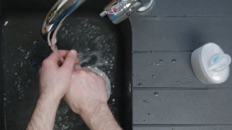 Top-Down-Aufnahme-Von-Männlichen-Händen,-Die-Den-Wasserhahn-Aufdrehen-Und-Die-Hände-Waschen-Washing