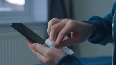 Nahaufnahme-Von-Männlichen-Händen,-Die-Den-Telefonbildschirm-Mit-Einem-Antibakteriellen-Wisch-Reinigen-Cleaning
