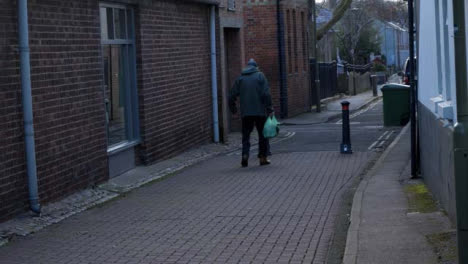 Plano-Amplio-De-Mano-De-Anciano-Caminando-Por-El-Callejón