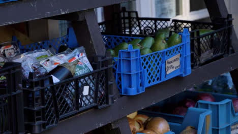 Handheld-Aufnahme-Von-Lebensmittelgeschäften-Im-Freien-Obst--Und-Gemüseanzeige