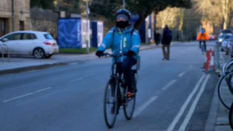 Defokussierte-Weitwinkelaufnahme-Eines-Vorbeifahrenden-Radfahrers