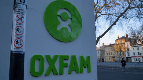 Handheld-Weitwinkelaufnahme-Von-Oxfam-Ladenschild