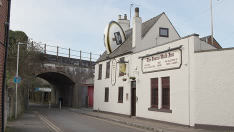 Wide-Shot-of-The-Deans-Walk-Inn-Pub-