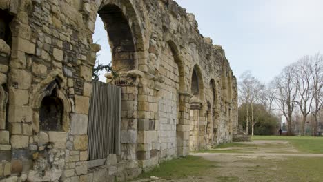 Kamerafahrt-Entlang-Der-Ruinen-Des-St.-Oswalds-Priorats