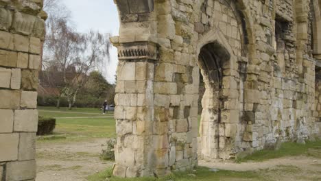 Tiro-De-Seguimiento-A-Lo-Largo-De-Las-Ruinas-Del-Priorato-De-St-Oswalds