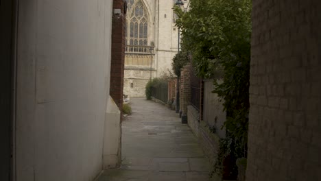 Kamerafahrt-Nähert-Sich-Der-Kathedrale-Von-Gloucester