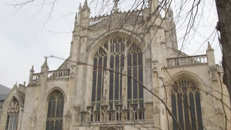 Tiro-Inclinado-Mirando-Hacia-La-Catedral-De-Gloucester