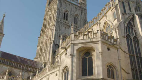 Kamerafahrt-Mit-Blick-Auf-Die-Kathedrale-Von-Gloucester