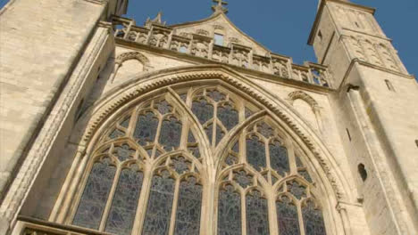 Tiro-De-Seguimiento-Mirando-Hacia-La-Catedral-De-Gloucester