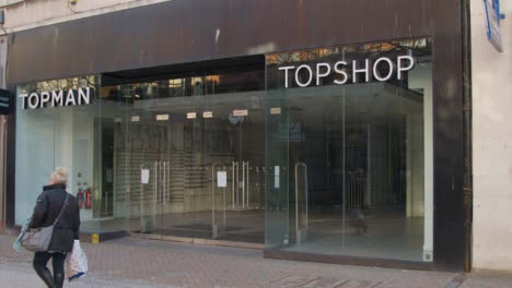 Kamerafahrt-Mit-Blick-Auf-Leeren-Topshop-Store