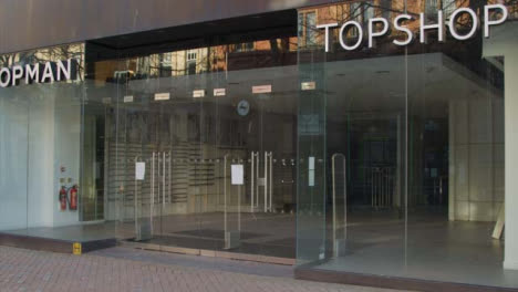 Kamerafahrt-Nähert-Sich-Leerem-Topshop-Store