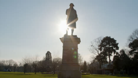 Tiro-De-Seguimiento-Orbitando-La-Estatua-De-Robert-Raikes