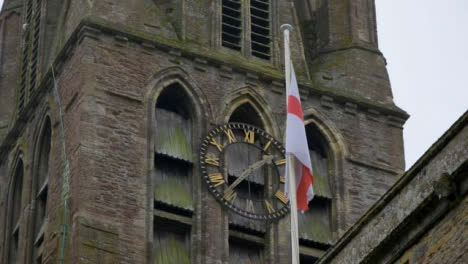 Flachwinkelaufnahme-Mit-Blick-Auf-Die-Englische-Flagge-Am-Kirchenmast