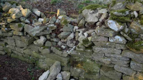 Kamerafahrt-Um-Die-Zerbrochene-Steinmauer