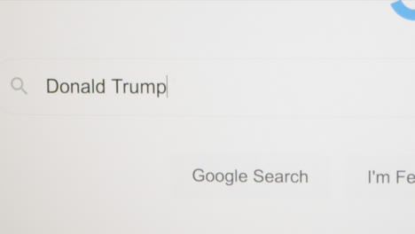 Escribiendo-Donald-Trump-En-La-Barra-De-Búsqueda-De-Google