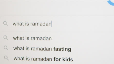 Escribiendo-Lo-Que-Es-Ramadán-En-La-Barra-De-Búsqueda-De-Google