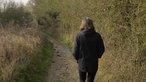 Seguimiento-De-Disparo-Siguiente-Joven-Caminando-Por-El-Sendero-Rural