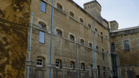 Kamerafahrt-An-Der-Wand-Vorbei,-Die-Das-Oxford-Gefängnis-Enthüllt
