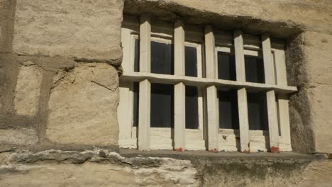 Nahaufnahme-Des-Alten-Gefängnisfensters-Mit-Gittern