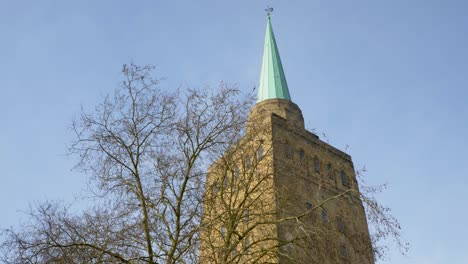 Kamerafahrt-Mit-Blick-Auf-Den-Turm-Des-Nuffield-College