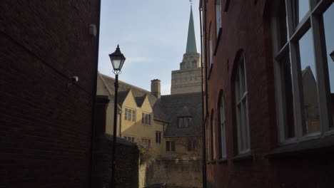 Kamerafahrt-Durch-Die-Gasse-Mit-Blick-Auf-Den-Turm-Des-Nuffield-College