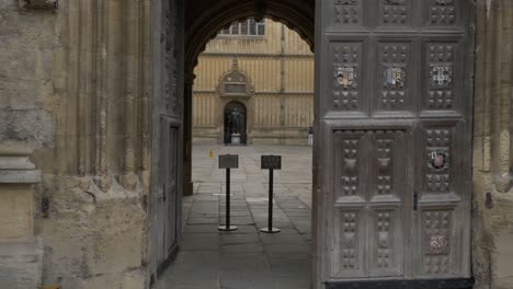 Tiro-De-Seguimiento-Acercándose-A-La-Entrada-Frontal-De-La-Biblioteca-Bodleian