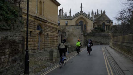 Tiro-De-Seguimiento-Siguiendo-A-Ciclistas-Por-Old-Oxford-Lane