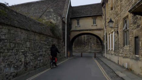 Tiro-De-Seguimiento-Siguiente-Ciclista-Por-Old-Oxford-Lane