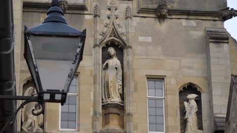 Tire-De-Disparo-De-Enfoque-De-Gárgola-En-La-Capilla-De-La-Nueva-Universidad