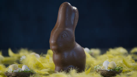 Tiro-Deslizante-Alejándose-Del-Conejito-De-Pascua-De-Chocolate