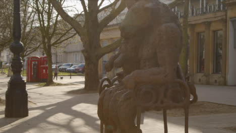 Kamerafahrt-Nähert-Sich-Dem-Hasen-Und-Der-Minotaurus-Statue