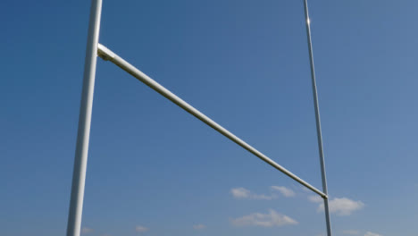 Kamerafahrt-Mit-Blick-Auf-Rugby-Posts