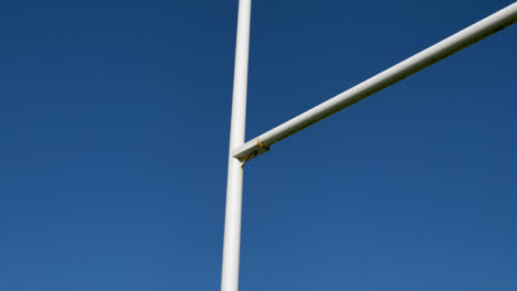Low-Angle-Shot-Im-Orbit-Um-Den-Rugbyposten