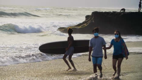 Handheld-Shot-Tracking-Junger-Surfer,-Der-Ins-Meer-Rennt