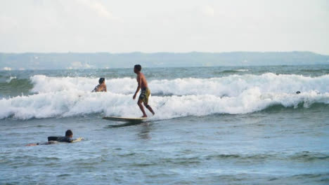 Toma-Ancha-De-Mano-Siguiendo-A-Un-Surfista-Montando-Una-Ola