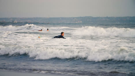 Handheld-Totalaufnahme-Eines-Surfers,-Der-Ins-Meer-Schwimmt