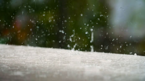 Nahaufnahme-Von-Regen,-Der-Auf-Die-Oberfläche-Fällt