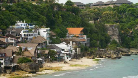 Weite-Aufnahme-Von-Immobilien-An-Der-Küste-Von-Uluwatu