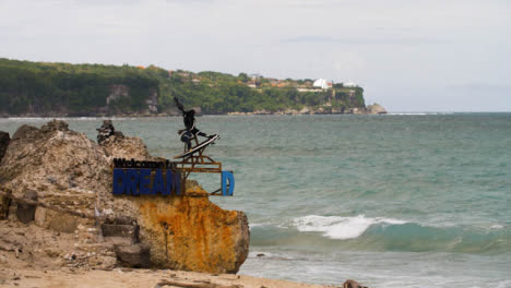 Wide-Shot-of-Rusted-Welcome-to-Dreamland-Sign-On-Uluwatu-Coast