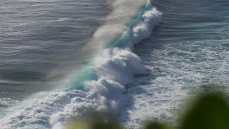 Long-Shot-of-Waves-On-Uluwatu-Coast