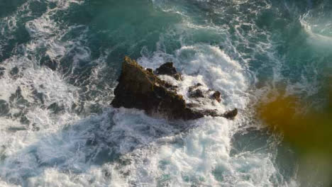 Disparo-De-Alto-ángulo-De-Olas-Rompiendo-Contra-Una-Roca-En-La-Costa-De-Uluwatu