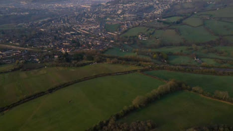 Drone-Shot-Inclinándose-Hacia-Arriba-Y-Mirando-Hacia-La-Ciudad-De-Bath